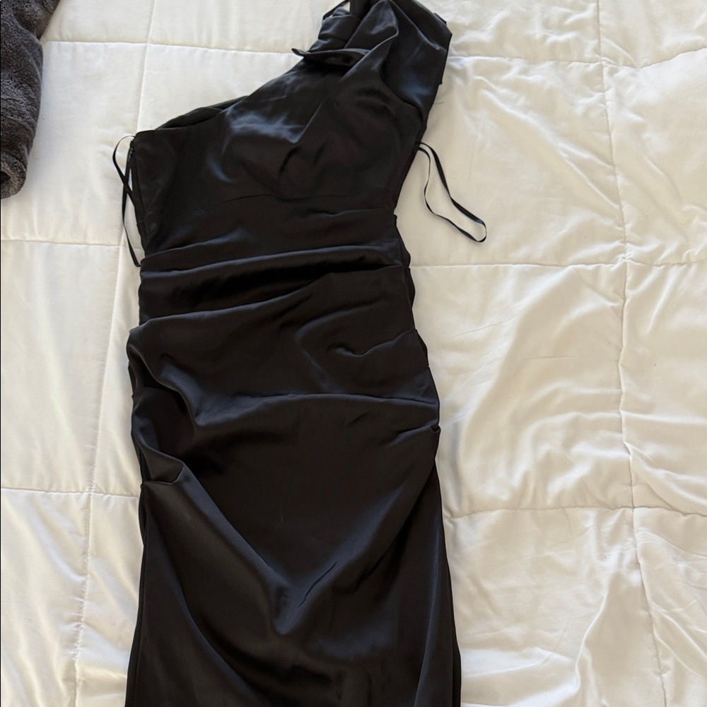 Cache Elegant Black One-Shoulder Gown